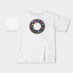 O letter with colorful paw print Kids T-Shirt